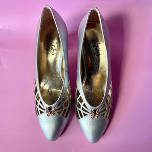 Spiderweb mid-heel shoes with brass spider